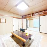 【リフォーム前/1階和室8帖別角度】畳の表替え、ふすまの張替、照明交換を行います。続き間の和室は襖を開放すると広々とした空間に。ご家族の団らんや来客対応など、多目的に活用できます。
