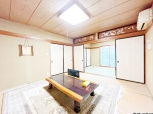 【リフォーム前/1階和室8帖別角度】畳の表替え、ふすまの張替、照明交換を行います。続き間の和室は襖を開放すると広々とした空間に。ご家族の団らんや来客対応など、多目的に活用できます。