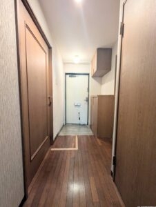 どんな家具でも映える、シンプルで美しい廊下です。