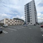 【外観】建物西側と敷地内駐車場。平面駐車場なので便利です！