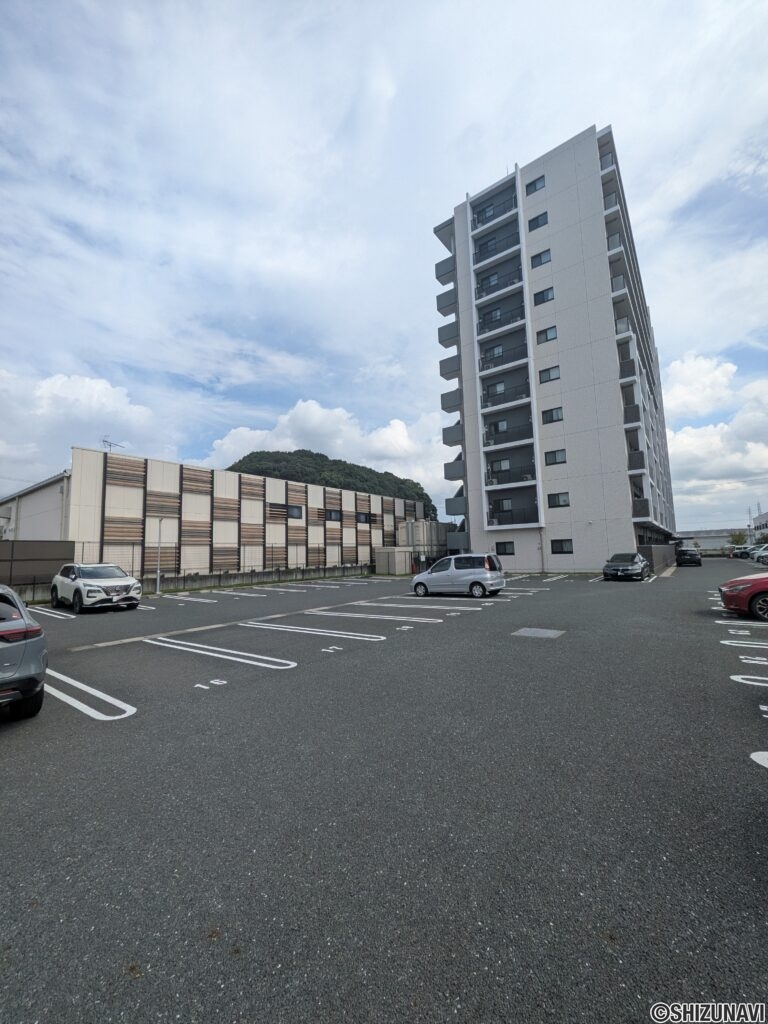【外観】建物西側と敷地内駐車場。平面駐車場なので便利です！