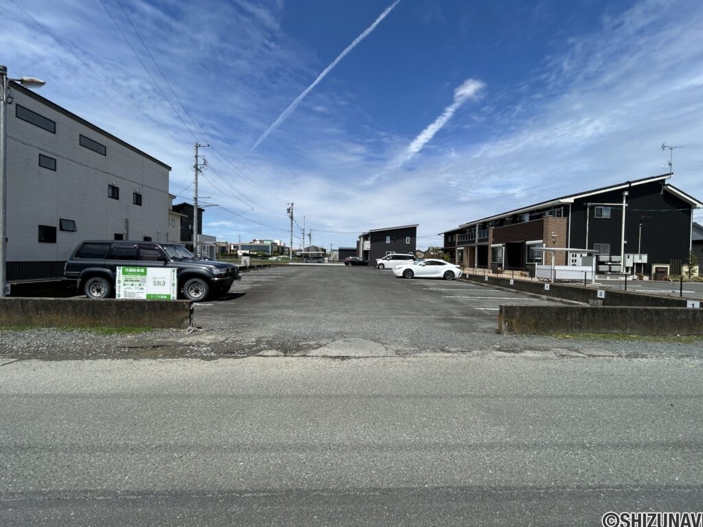 【敷地外駐車場】マンションから約30mの距離に月極駐車場がございます。1台月額5400円です。