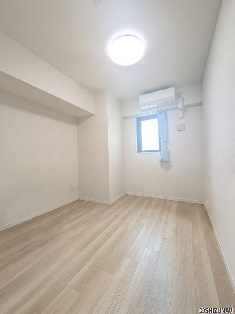 【洋室③】5.7帖。仕事部屋、子供部屋などにピッタリ！