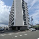 【外観】別角度と前面道路、駐車場出入口