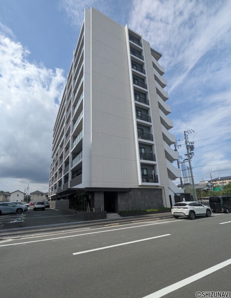 【外観】別角度と前面道路、駐車場出入口