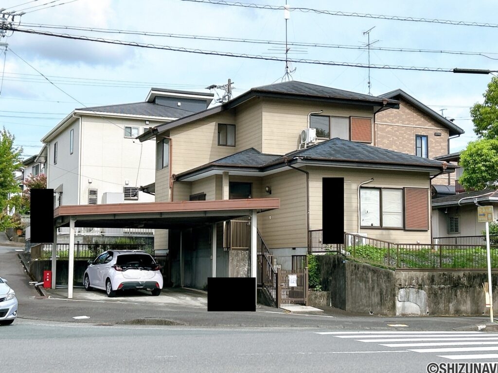 【リフォーム前／外観】外壁・屋根塗装と一部屋根補修を行います。