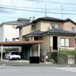 【リフォーム前／外観】外壁・屋根塗装と一部屋根補修を行います。