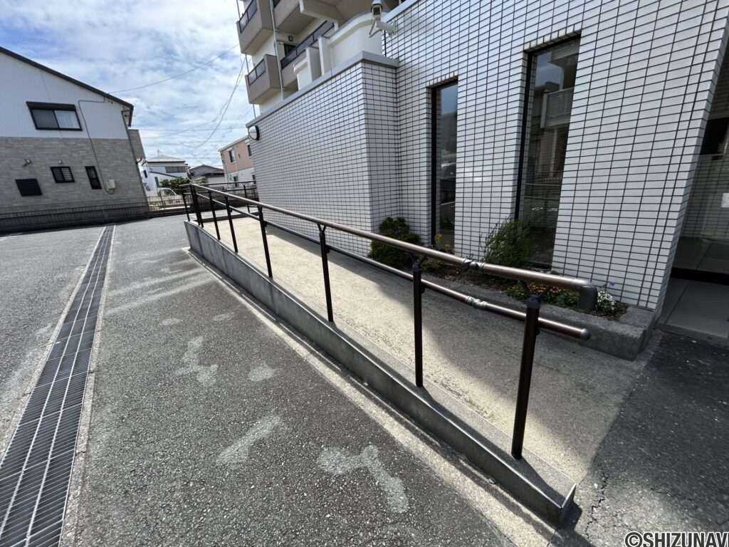 マンション入り口にはスロープが設置されております。