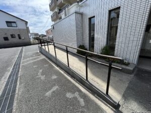 マンション入り口にはスロープが設置されております。