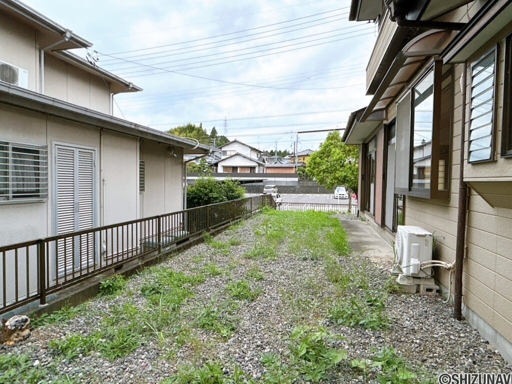 【リフォーム前／庭（別角度）】