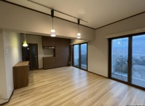 リビングです。収納力◎の大きな収納棚付きです。（画像奥）