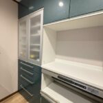 キッチンのカップボードです。電子レンジや炊飯器の他に、ごみ箱も目につかないように置くことができます。