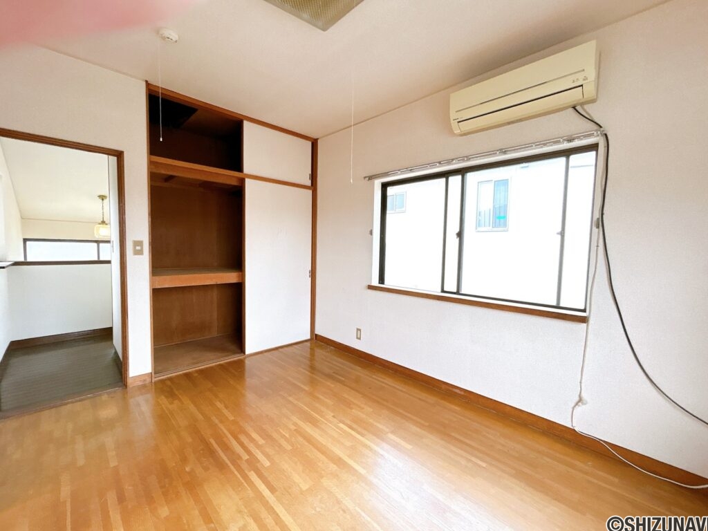 【リフォーム前／2階東側洋室】フローリング張り、建具クリーニング、クロス貼替え、照明設置を行います。