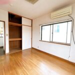 【リフォーム前／2階東側洋室】フローリング張り、建具クリーニング、クロス貼替え、照明設置を行います。