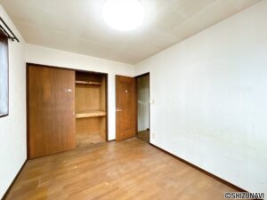 【リフォーム予定/2階西側洋室別角度】フローリング重ね張り、室内ドア交換、クロス張替、照明交換を行います。約1畳分のクローゼットを完備しておりますので、衣類等もしっかり収納できます。