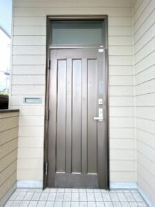 【リフォーム前／玄関外観】玄関外側は照明設置、建付け調整を実施します。カラーモニター付きのインターホンに交換したため、訪問者を確認してから対応ができます。