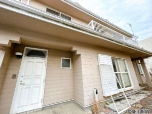 【リフォーム予定/玄関外観】玄関照明とインターホンは新品交換を行います。玄関ドアの鍵も交換を行いますので防犯面でも安心です。