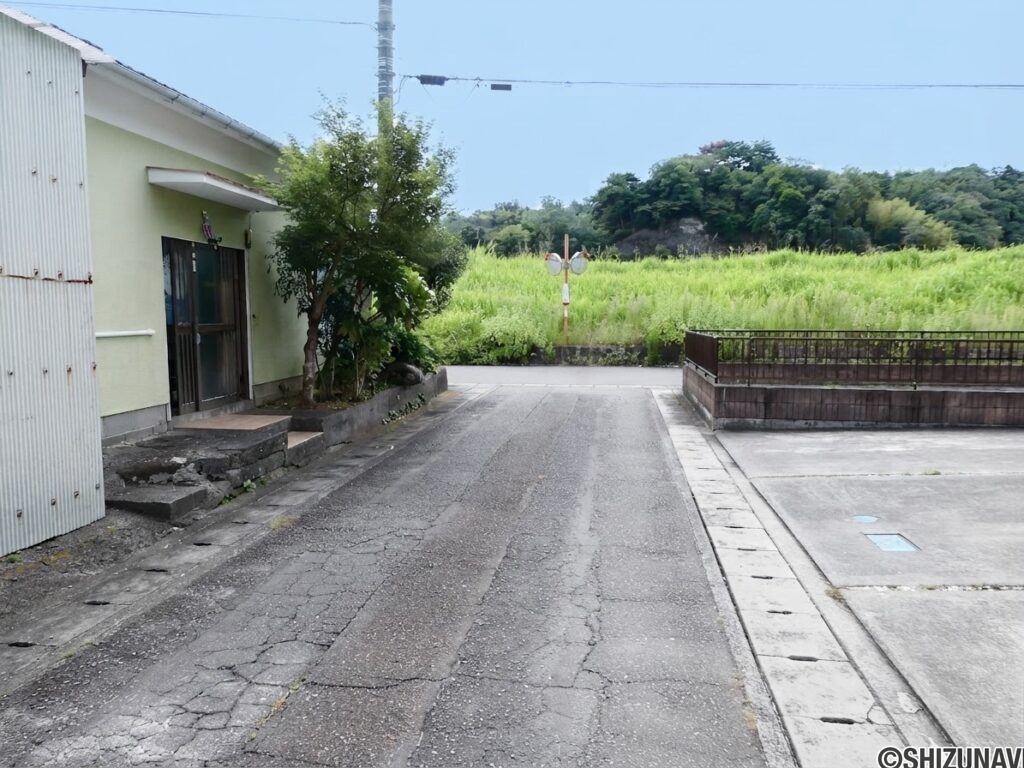 東側前面道路