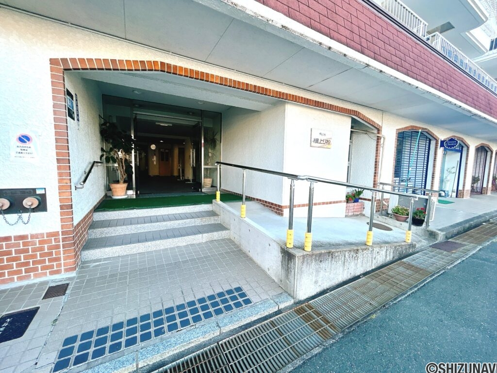 【マンション入り口】