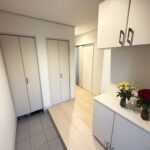 玄関大きな姿見・収納豊富で使いやすい玄関です♪