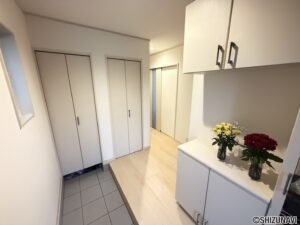 玄関大きな姿見・収納豊富で使いやすい玄関です♪