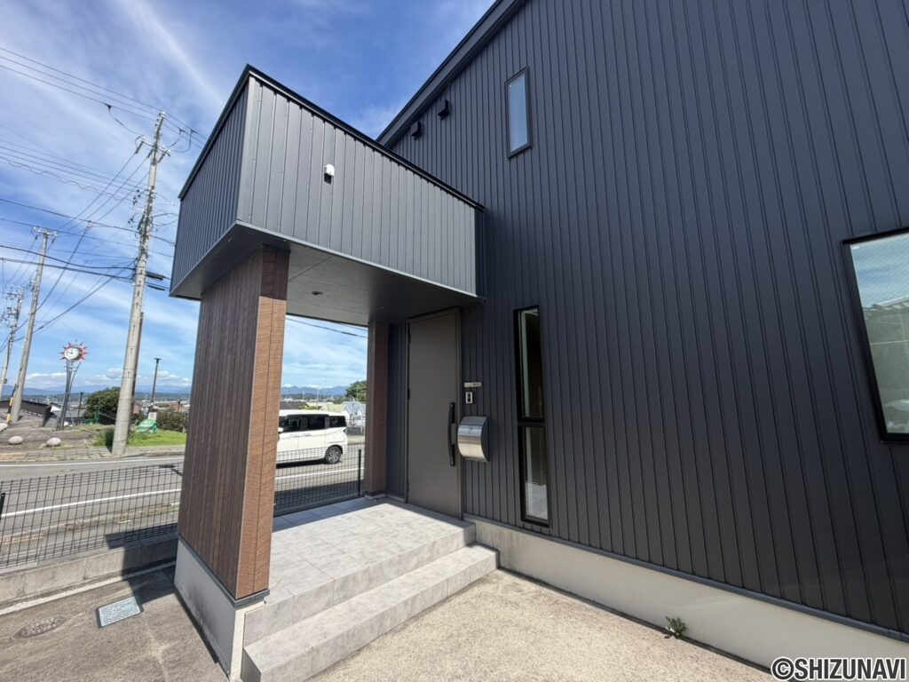 玄関ポーチ屋根があるのはうれしいですね♪