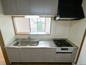 【キッチン】クリーニングを行います。