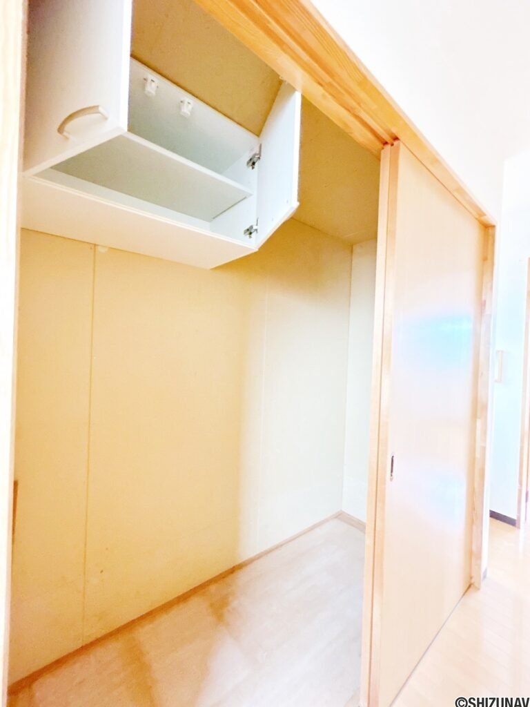 【2階　廊下収納】