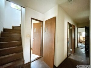 【リフォーム予定/階段】階段は手すりと滑り止めの設置を行います。安全面にも配慮したリフォームを行います。毎日の上り下りも安心ですね。