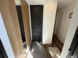 玄関収納力の高いシュークロークに大きな姿見もございます。