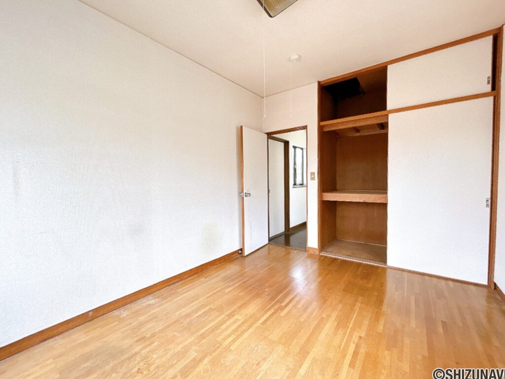 【リフォーム前／2階西側洋室】フローリング張り、建具クリーニング、クロス貼替え、照明設置を行います。