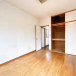 【リフォーム前／2階西側洋室】フローリング張り、建具クリーニング、クロス貼替え、照明設置を行います。