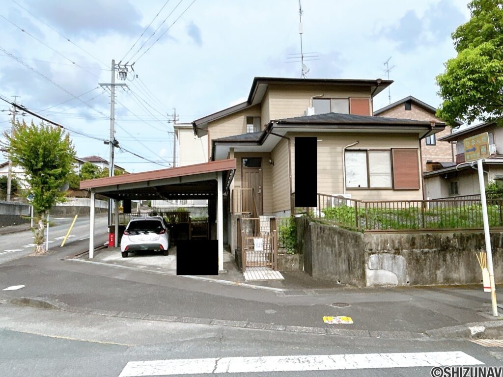 【リフォーム前／外観（別角度）】外壁・屋根塗装と一部屋根補修を行います。