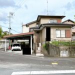 【リフォーム前／外観（別角度）】外壁・屋根塗装と一部屋根補修を行います。