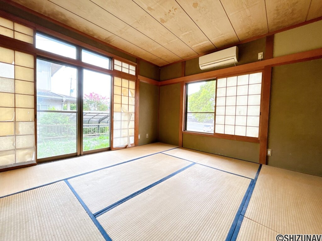【リフォーム前／1階約8帖和室】LDKの隣にある和室は畳表替え、襖クリーニングと障子の貼替え、照明交換を行います。
