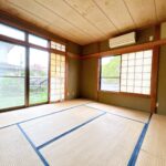 【リフォーム前／1階約8帖和室】LDKの隣にある和室は畳表替え、襖クリーニングと障子の貼替え、照明交換を行います。