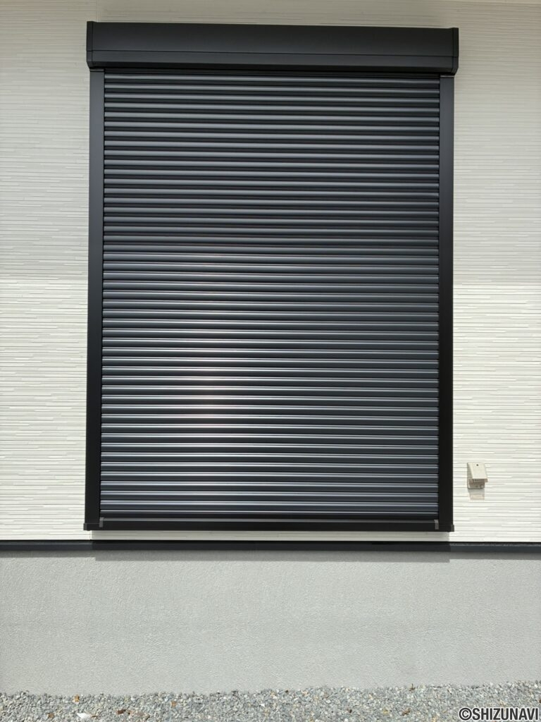 1階窓シャッター付