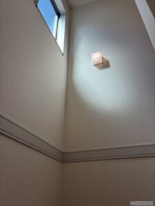 階段　日が入り明るい空間です。