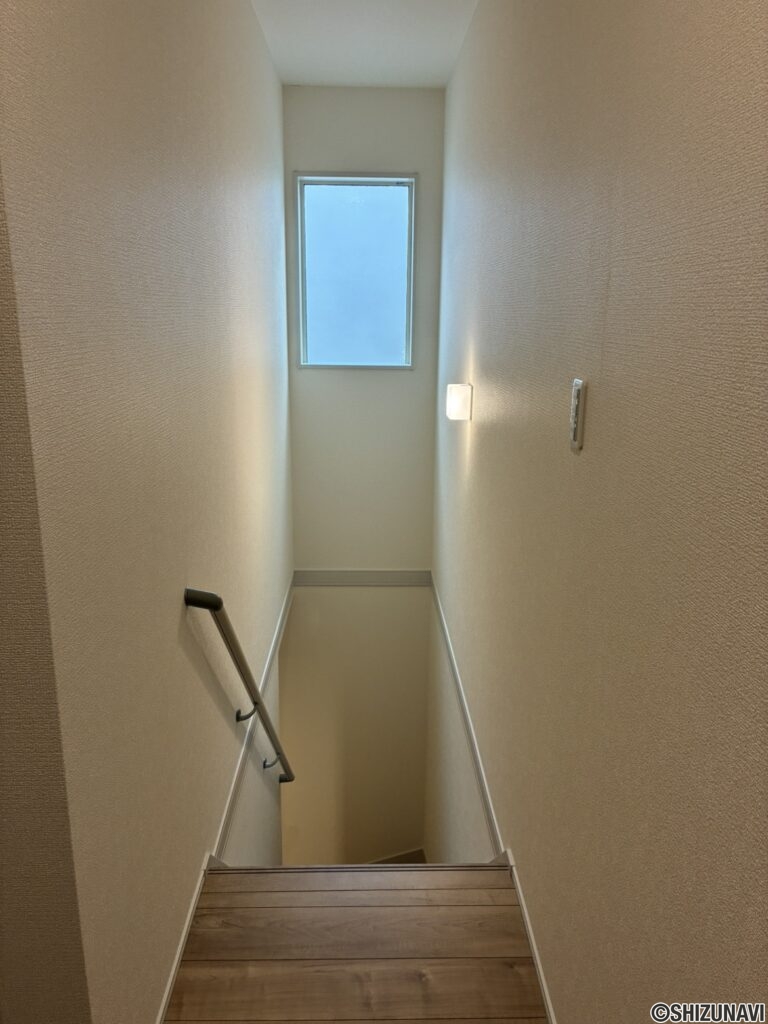 【2号棟】階段部分採光も取れているので明るいです！
