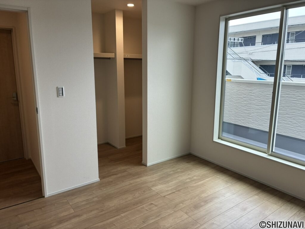 【2号棟】洋室6.１帖ウォークインクローゼット付き部屋