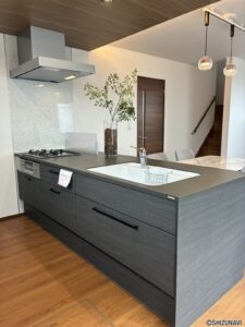 トクラスカウンター＆シンク段差・隙間なしのなめらかさでお手入れのしやすさが魅力です