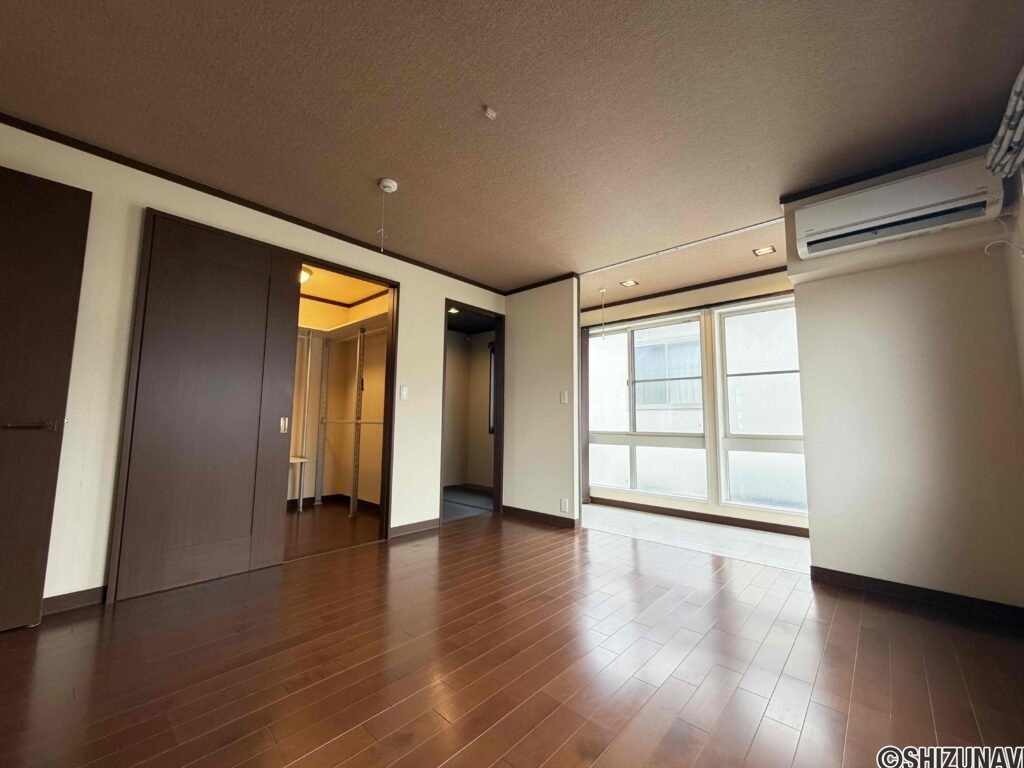 ２F洋室１０帖。落ち着いた雰囲気の室内です。