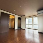 ２F洋室１０帖。落ち着いた雰囲気の室内です。