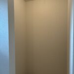 １号棟：１階リネン庫（バスタオルやパジャマ、洗剤のストック、掃除用具等を収納するスペースとなります。）