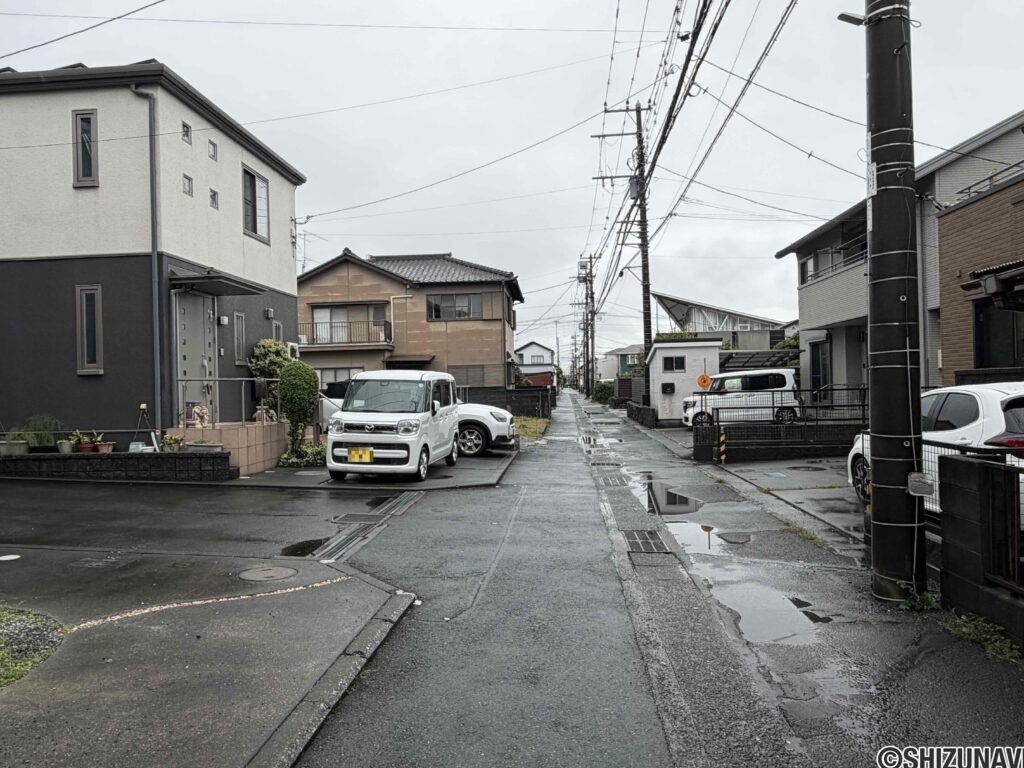 北側前面道路の様子。
