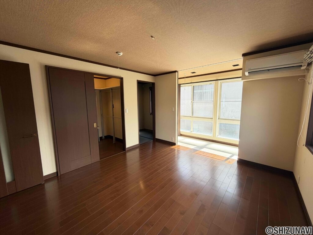 ２F洋室１０帖。落ち着いた雰囲気の室内です。