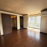 ２F洋室１０帖。落ち着いた雰囲気の室内です。