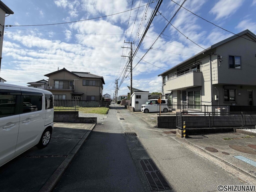 北側前面道路の様子。