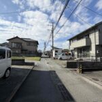 北側前面道路の様子。