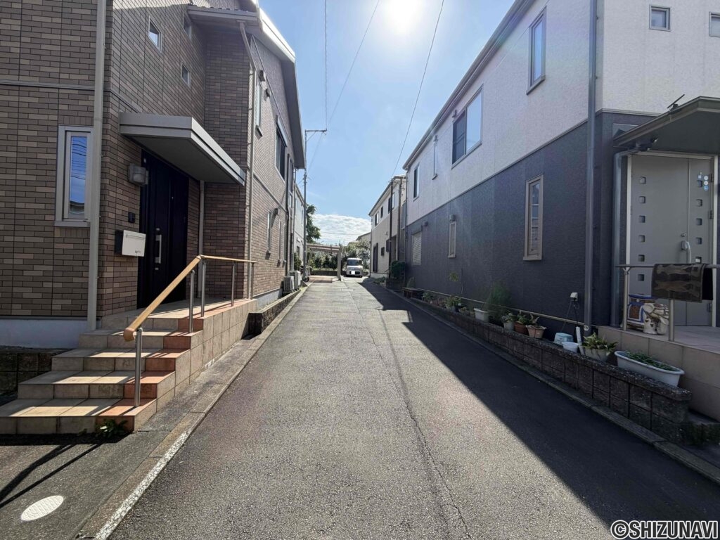 西側私道の様子。
